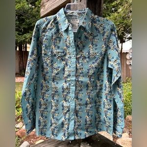 NWT Ariat women’s pearl snaps Blouse shirt size M